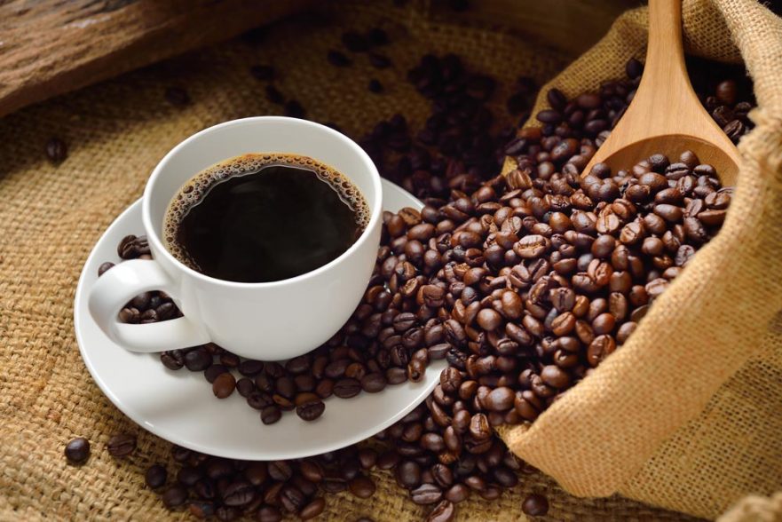 chicara cafe e graos de cafe